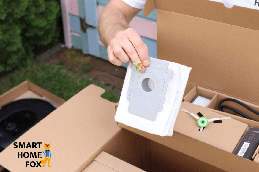 Одноразовый мешок для грязи должен быть вставлен в станцию самоочищения.